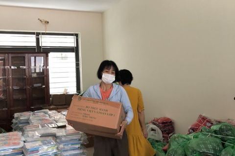 Trường Tiểu học Thành Công B phối hợp với Hội Phụ nữ phường trả sách giáo khoa mới đến tận nhà học sinh có địa chỉ trong phường Thành Công