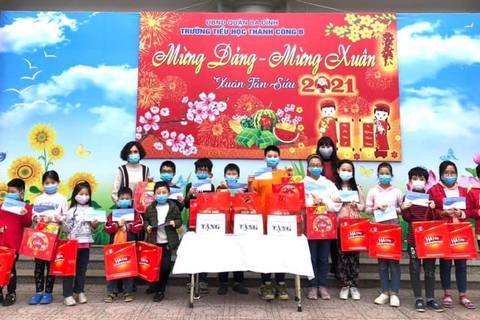 Trường Tiểu học Thành Công B tặng quà cho học sinh gia đình chính sách và học sinh có hoàn cảnh khó khăn nhân dịp Tết Tân Sửu năm 2021