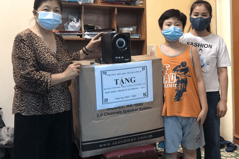 Trường Tiểu học Thành Công B tiếp tục tặng máy tính cho học sinh có hoàn cảnh khó khăn trong trường