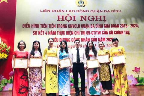 CB-GV nhà trường được LĐLĐ Quận Ba Đình khen thưởng Điển hình tiên tiến trong giai đoạn 2015-2020