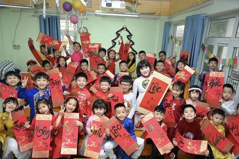 Cô giáo lớp 1A3 viết tặng chữ thư pháp cho học sinh thân yêu nhân dịp đầu xuân