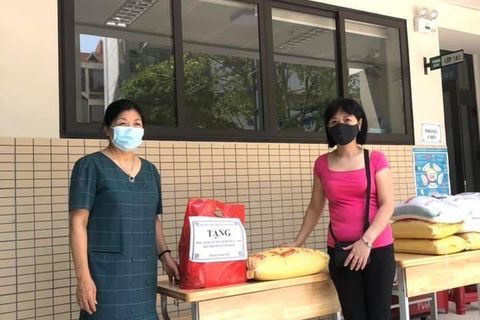 Trường Tiểu học Thành Công B tặng quà cho học sinh có hoàn cảnh khó khăn trong dịch Covid-19