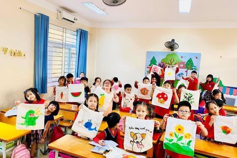 “Bảo vệ môi trường - Nói không với rác thải nhựa" - Tập thể lớp 2A2 Trường Tiểu học Thành Công B - Quận Ba Đình sáng tạo túi vải Canvas - Những chiếc túi nhỏ đựng mơ ước lớn