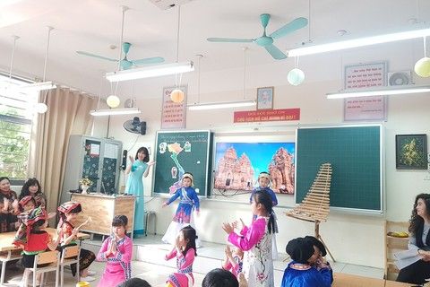 Chuyên đề Quận môn Hoạt động trải nghiệm lớp 1 do cô giáo Trần Thị Thu Hà trường Tiểu học Thành Công B thực hiện