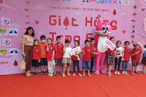 Học sinh trường Tiểu học Thành Công B tham gia tặng quà cho bệnh nhi có hoàn cảnh khó khăn tại bệnh viện Nhi Trung Ương