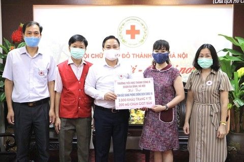 Trường Tiểu học Thành Công B tham gia ủng hộ trang thiết bị y tế cho tuyến đầu chống dịch tại Bắc Giang