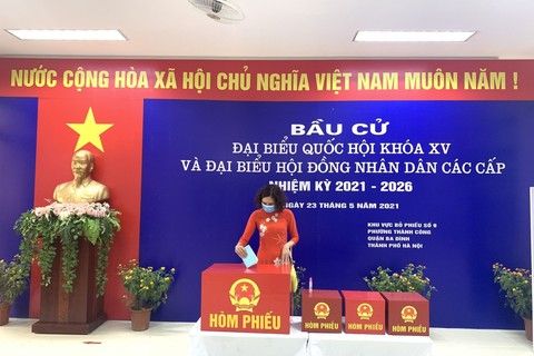 Cán bộ - Giáo viên - Nhân viên trường Tiểu học Thành Công B hân hoan thực hiện quyền công dân trong Ngày Hội non sông - ngày bầu cử đại biểu Quốc hội khóa XV và đại biểu HĐND các cấp nhiệm kỳ 2021 - 2026