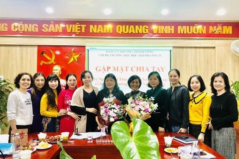 Chi bộ trường Tiểu học Thành Công B tổ chức buổi gặp mặt, chia tay và chuyển sinh hoạt Đảng cho 2 đồng chí Đảng viên chuyển công tác và nghỉ hưu theo chế độ