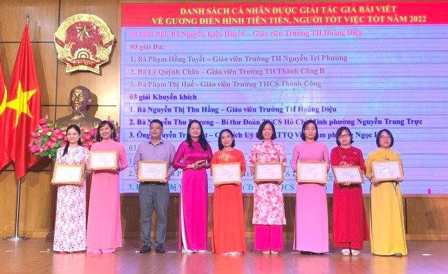 Cô giáo Lý Quỳnh Châu - tác giả bài viết đạt giải Ba trong Cuộc thi Viết về gương Điển hình tiên tiến, Người tốt, việc tốt quận Ba Đình năm 2022