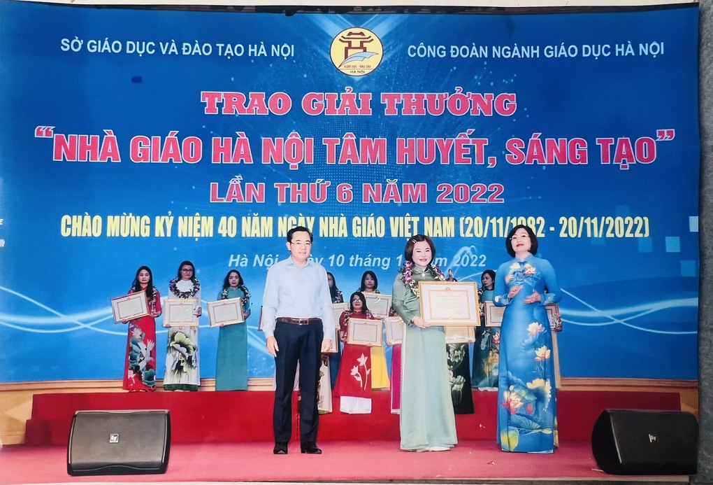 Cô giáo Lê Thu Trang vinh dự nhận Giải thưởng "Nhà giáo Hà Nội tâm huyết, sáng tạo" năm 2022