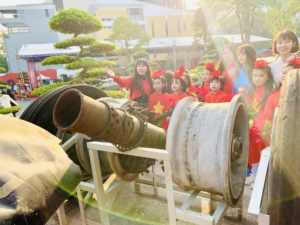 Tham gia biểu diễn khai mạc Lễ Gắn biển công trình chào mừng kỷ niệm 50 năm chiến thắng “Hà Nội – Điện Biên Phủ trên không”