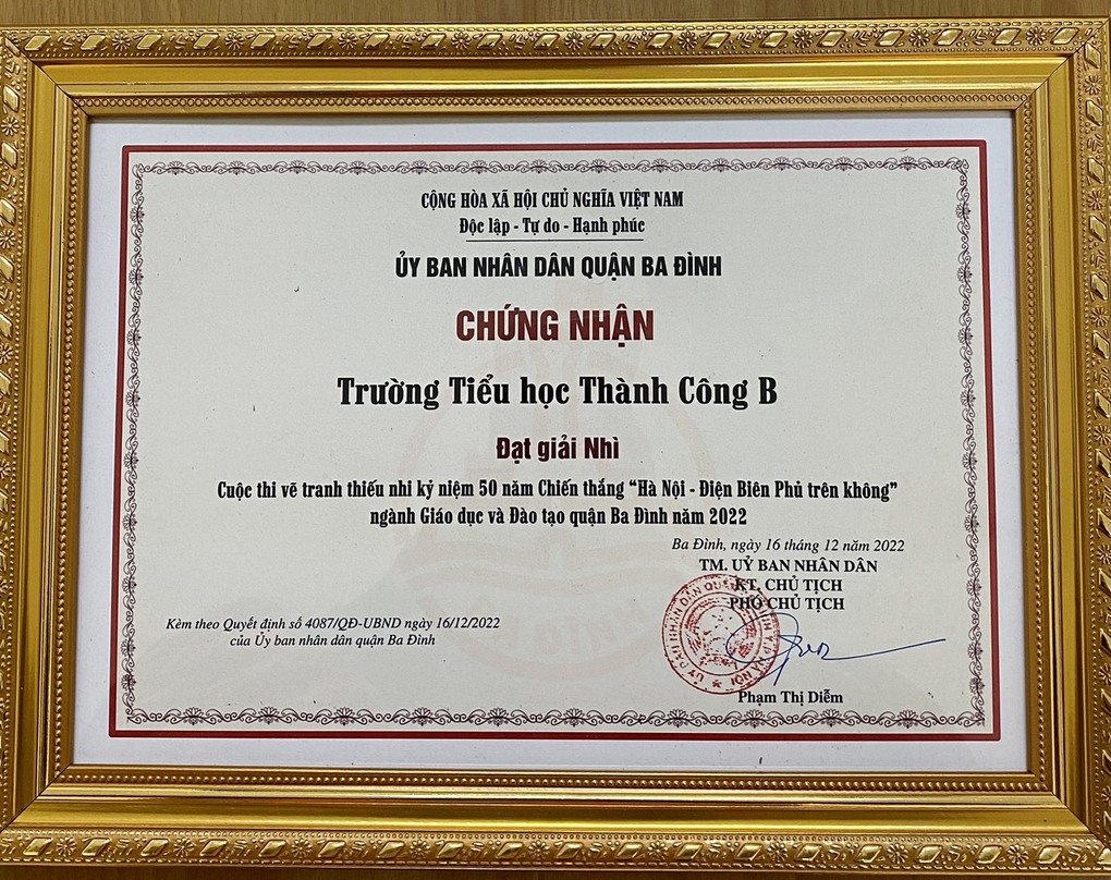 Học sinh và tập thể trường Tiểu học Thành Công B đạt giải Nhì trong cuộc thi vẽ tranh với chủ đề “Hà Nội - Điện Biên Phủ trên không” cấp Quận