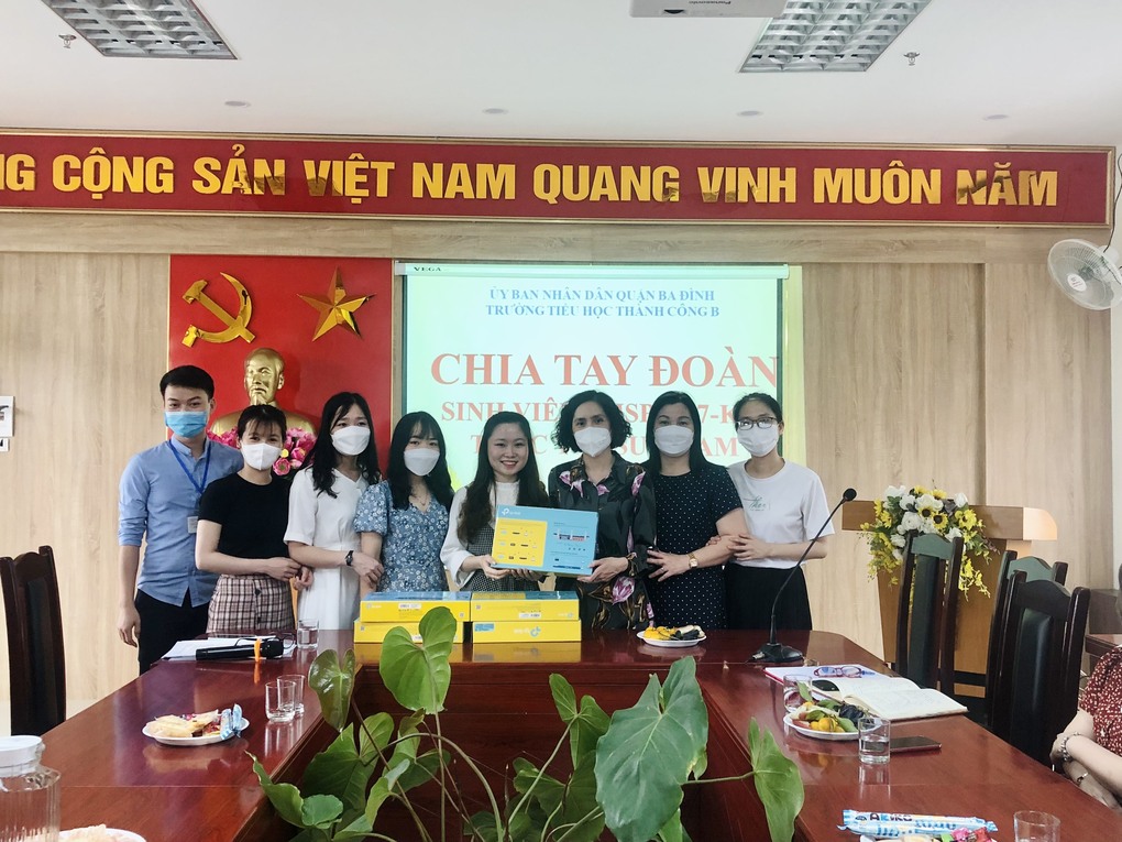 Lễ tổng kết và chia tay Đoàn sinh viên thực tập sư phạm Khoa Giáo dục Tiểu học - Trường Đại học Sư phạm Hà Nội tại trường Tiểu học Thành Công B