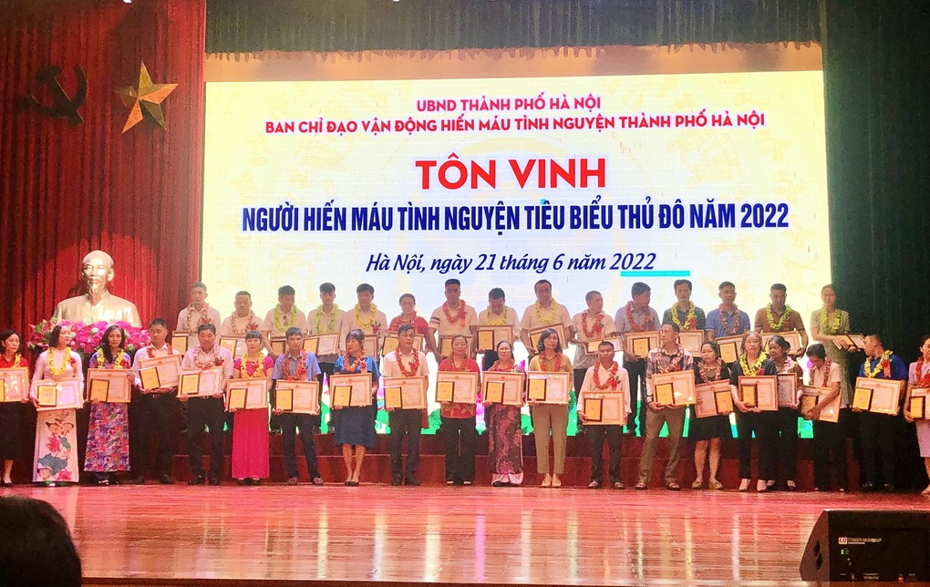 Gia đình cô Đào Thị Thái – TPT trường Tiểu học Thành Công B nhận Giấy khen đã có thành tích xuất sắc trong công tác vận động hiến máu tình nguyện hưởng ứng ngày “Quốc tế người hiến máu 14/6/2022”