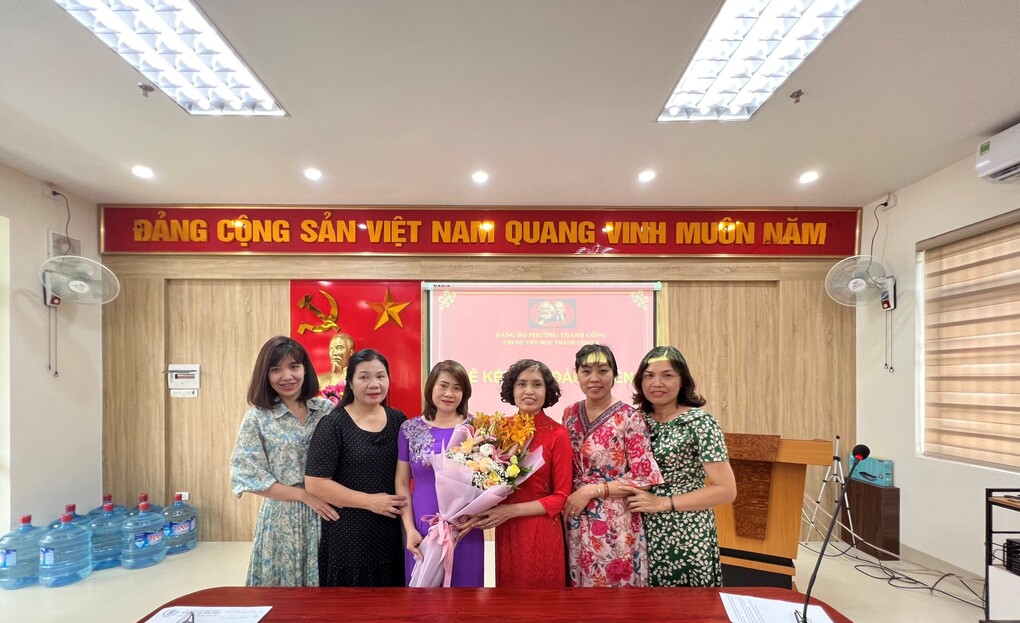 Lễ kết nạp đảng viên mới và trao quyết định đảng viên chính thức của Chi bộ trường Tiểu học Thành Công B