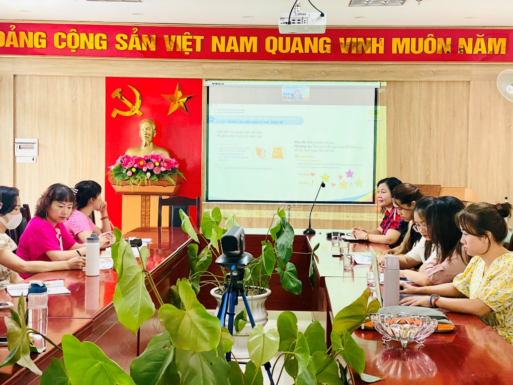 Giáo viên trường Tiểu học Thành Công B tham gia tập huấn giới thiệu SGK lớp 3 theo hình thức trực tuyến