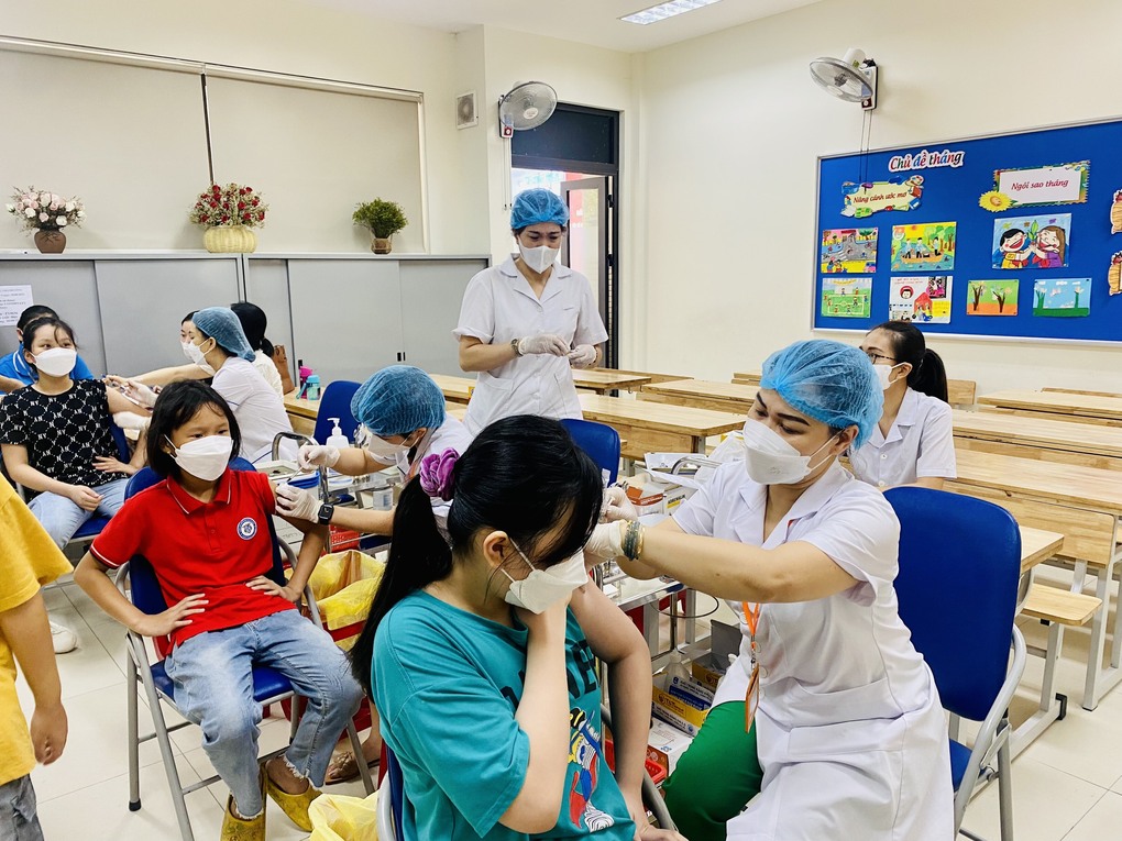 Trường Tiểu học Thành Công B phối hợp Y tế phường Thành Công tổ chức tiêm phòng vắc-xin Covid–19 cho trẻ em từ 5 đến dưới 12 tuổi