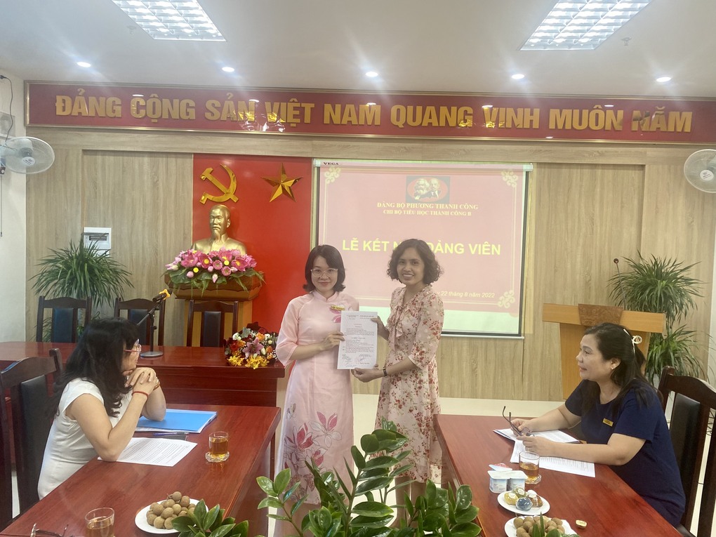 Lễ Kết nạp Đảng viên mới của Chi bộ trường Tiểu học Thành Công B