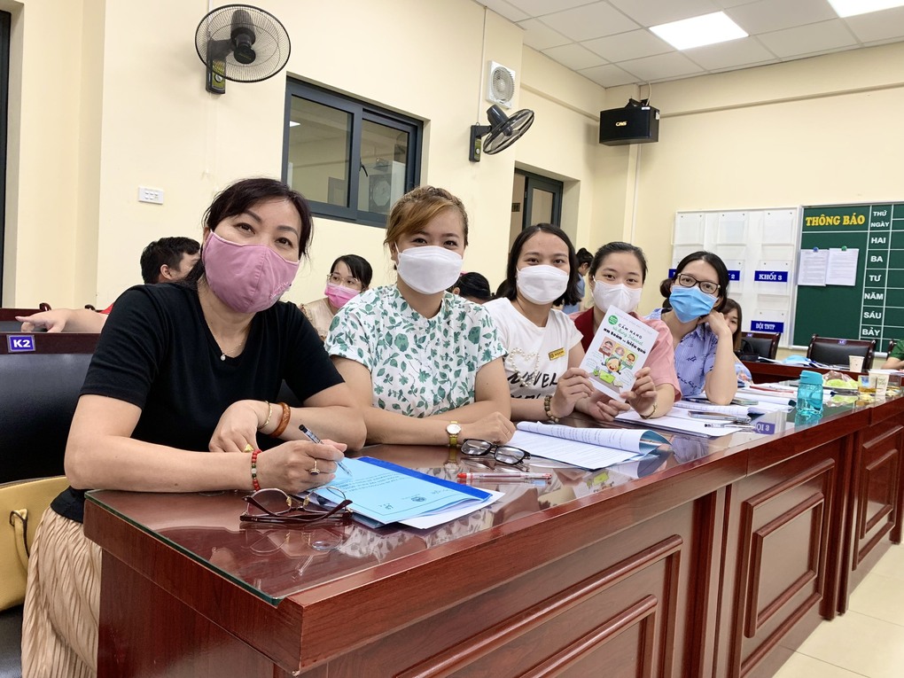 Cán bộ, giáo viên trường TH Thành Công B  tham gia buổi tập huấn “Hướng dẫn trẻ em sử dụng mạng Internet an toàn và hiệu quả”