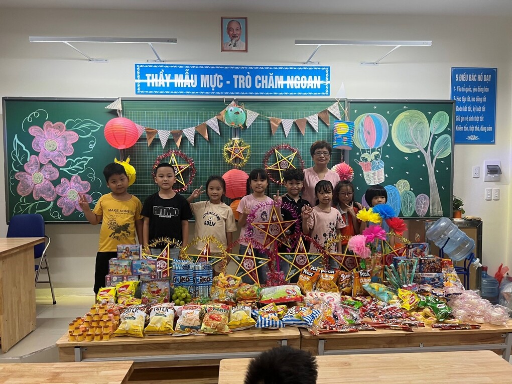 Trung thu sum vầy của các bạn nhỏ lớp 2A4