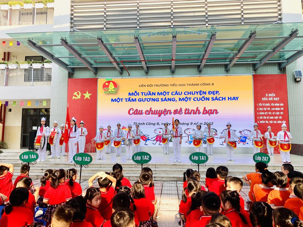 Giờ sinh hoạt dưới cờ tràn đầy niềm vui tại trường Tiểu học Thành Công B