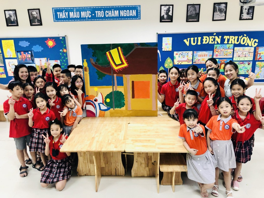 Hoạt động vẽ tranh tham gia kỉ lục Guinness của học sinh Tiểu học Thành Công B