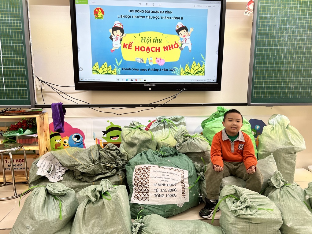 “Kiện tướng”kế hoạch nhỏ Lê Minh Hưng lớp 1A4 trường Tiểu học Thành Công B ủng hộ 100kg giấy loại