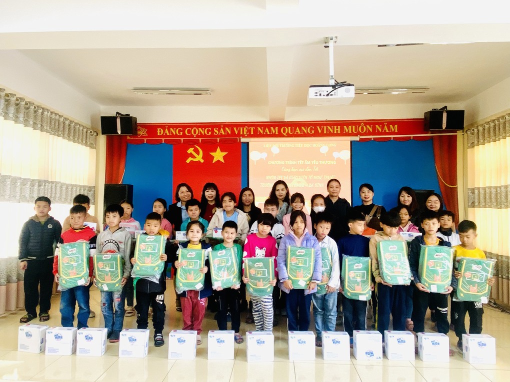 Tết ấm yêu thương của các thầy cô giáo Tổ Nghệ thuật trường Tiểu học Thành Công B