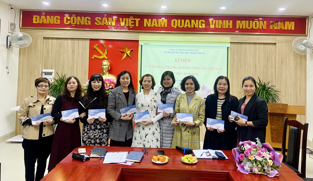 Trường Tiểu học Thành Công B tổ chức sinh hoạt chi bộ kỷ niệm 93 năm ngày thành lập Đảng Cộng sản Việt Nam (03/02/1930 - 03/02/2023)