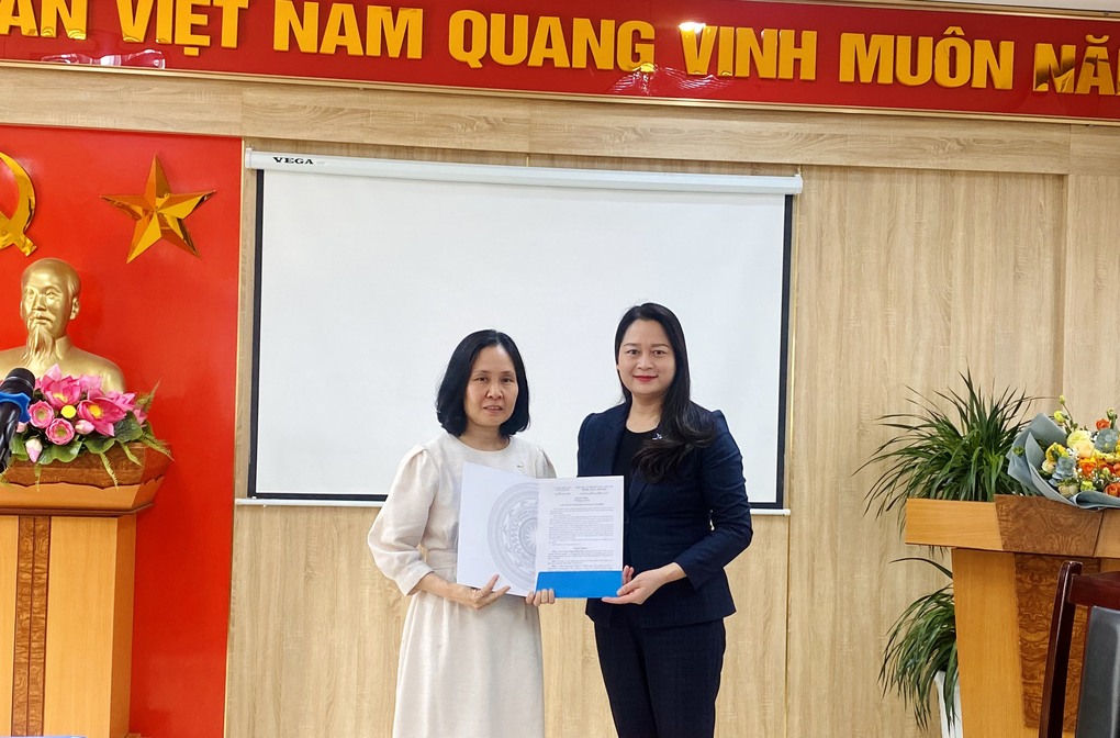 Tập thể CB-GV-NV Trường Tiểu học Thành Công B đón chào đồng chí Hiệu trưởng Phạm Minh Thảo
