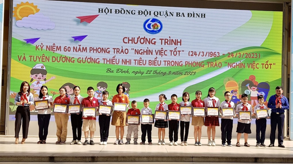 Học sinh Lê Minh Hưng lớp 1A4 nhận giấy chứng nhận “Nghìn việc tốt” của Hội đồng Đội quận Ba Đình