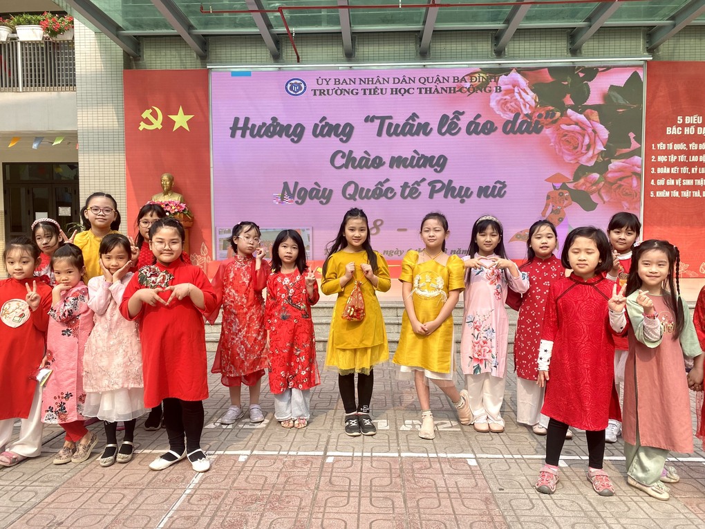 Vẻ đẹp rạng ngời của cô trò trường Tiểu học Thành Công B trong Tuần lễ áo dài