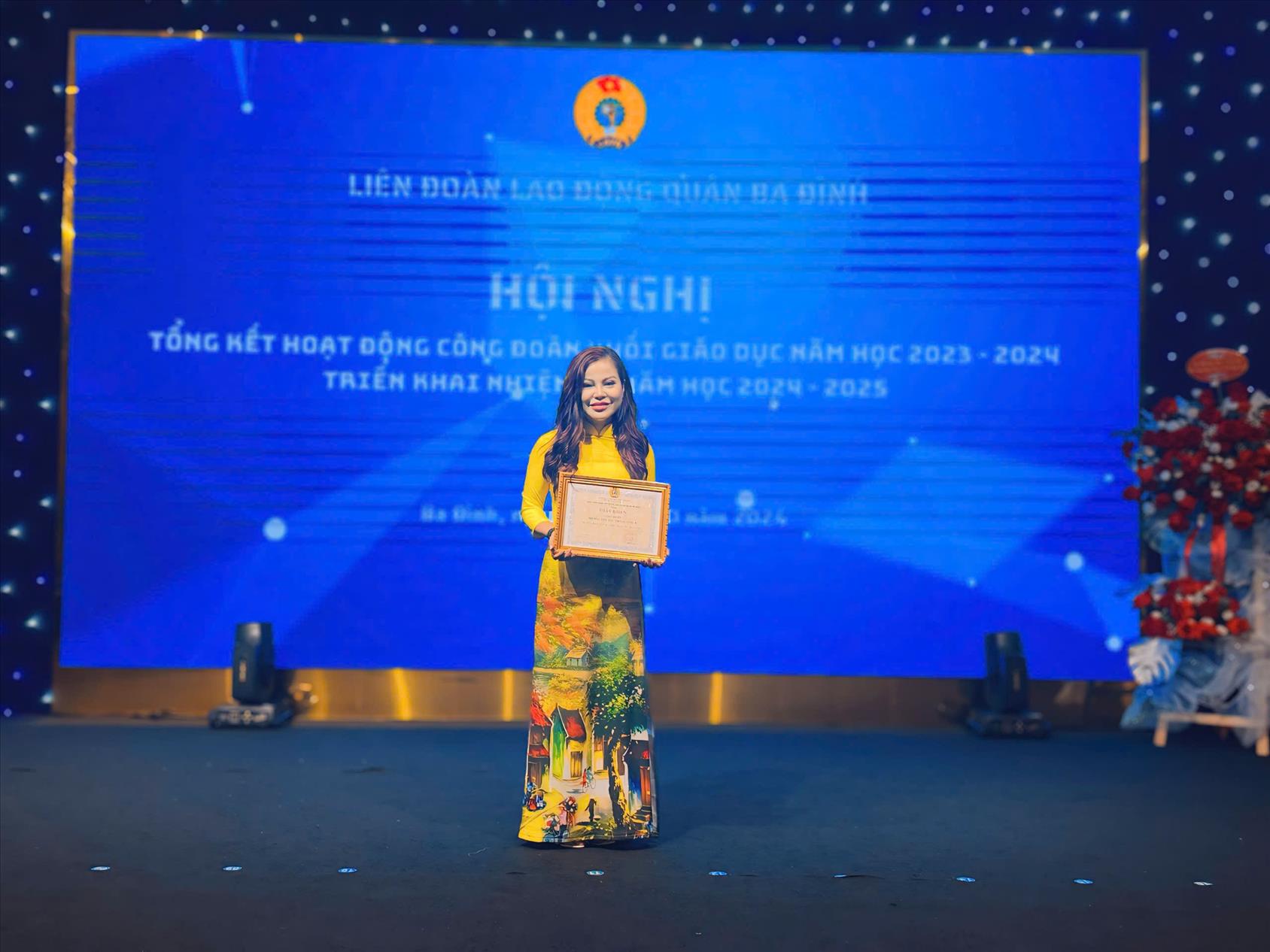 Đồng chí Lê Thu Trang nhận Giấy khen có thành tích xuất sắc trong hoạt động Công đoàn năm học 2023-2024