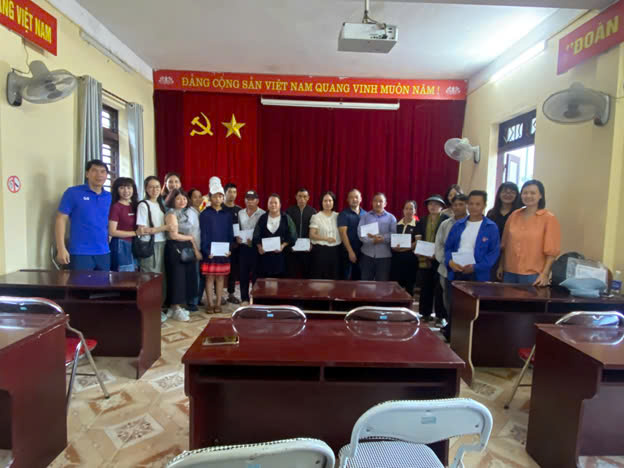 Trường Tiểu học Thành Công B thăm và tặng quà các hộ dân bị sạt lở tại xã Tả Van, Tỉnh Lào Cai