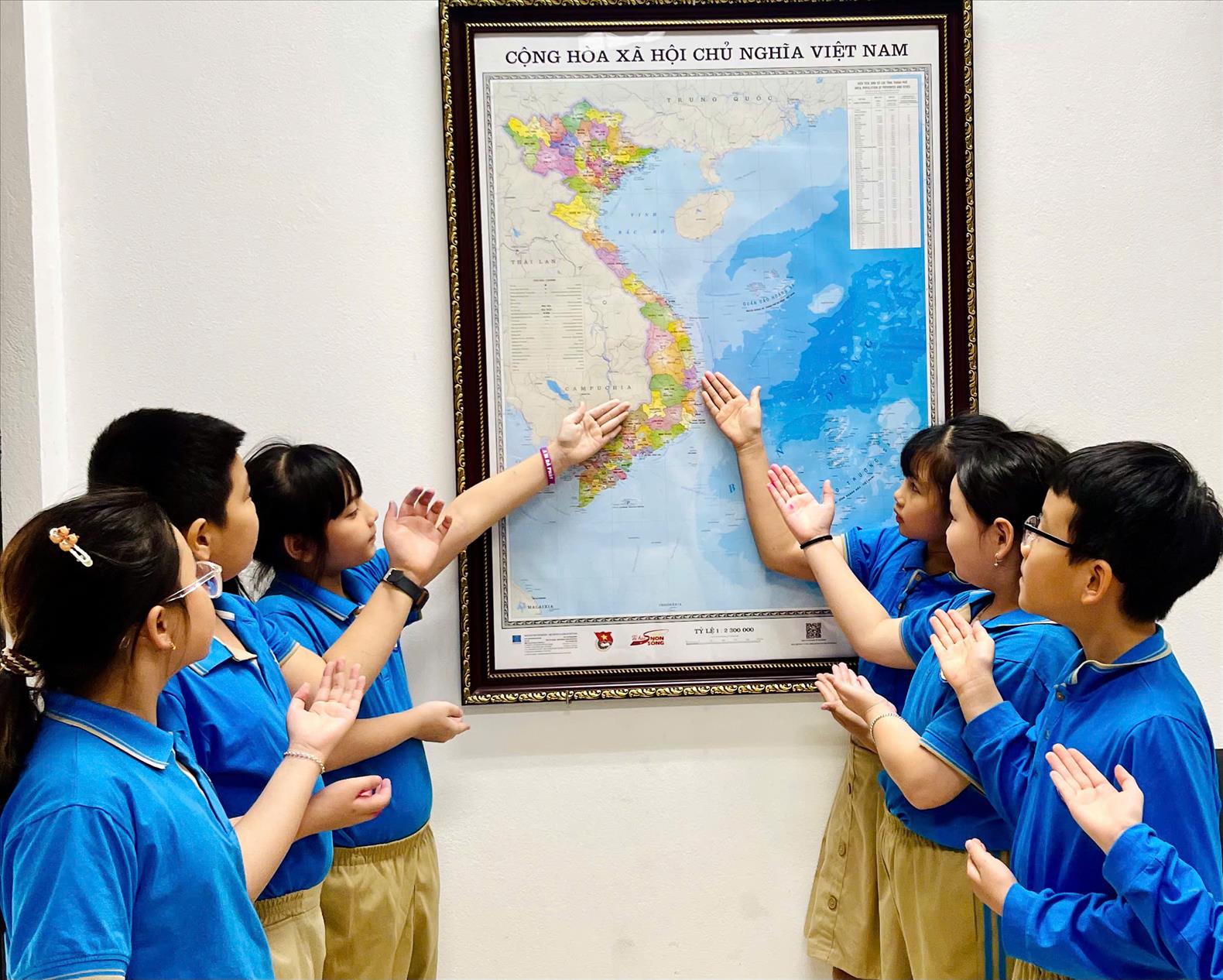 Liên đội Trường Tiểu học Thành Công B thực hiện Cuộc vận động "Tự Hào Một Dải Non Sông"