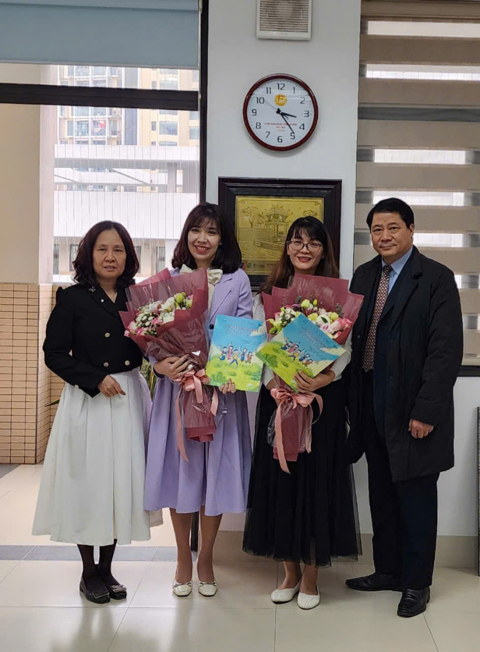 Món quà tri ân từ Công ty VEPIC tới hai cô giáo trường Tiểu học Thành Công B