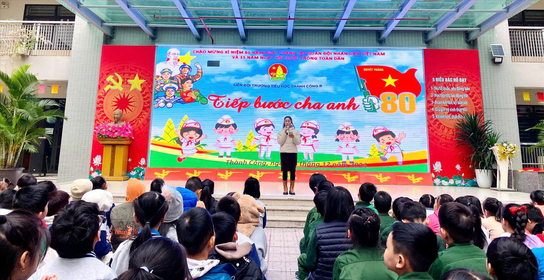 Sinh hoạt dưới cờ theo chủ điểm "Tiếp bước cha anh" của trường Tiểu học Thành Công B