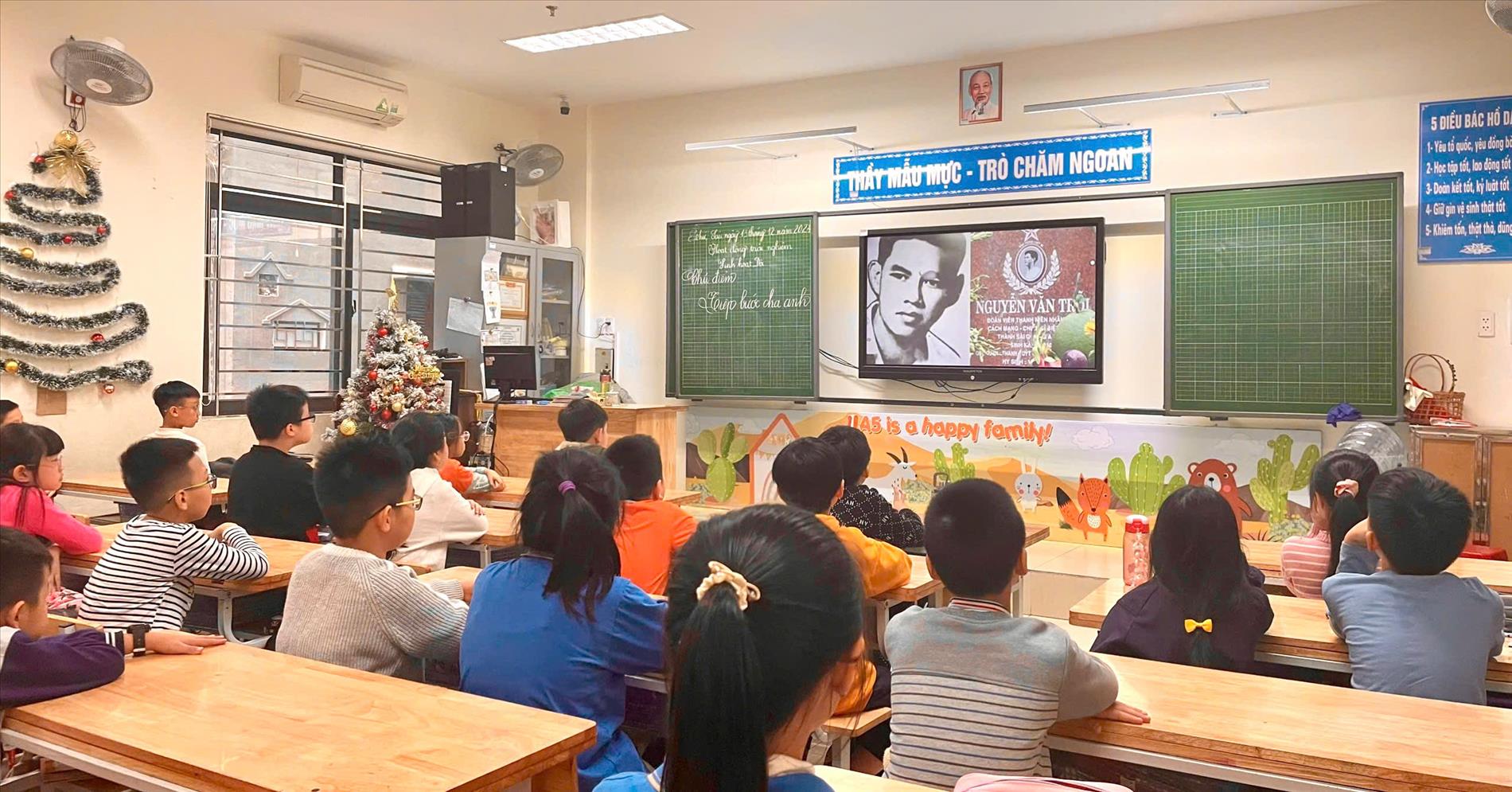 Buổi sinh hoạt Sao – Đội ý nghĩa của trường Tiểu học Thành Công B với chủ điểm “Tiếp bước cha anh” và “Chúng em hành quân theo bước quân hành”