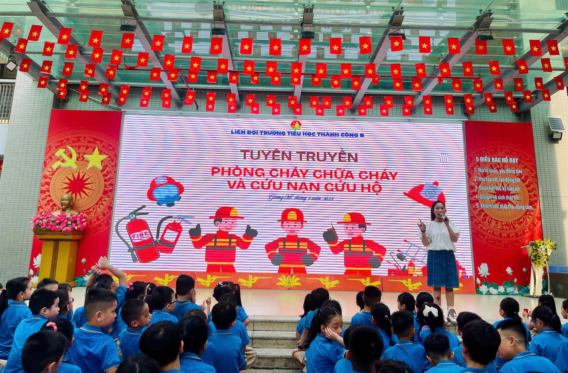 Rộn ràng buổi sinh hoạt dưới cờ đầu tiên – Chung tay xây dựng ý thức phòng cháy chữa cháy