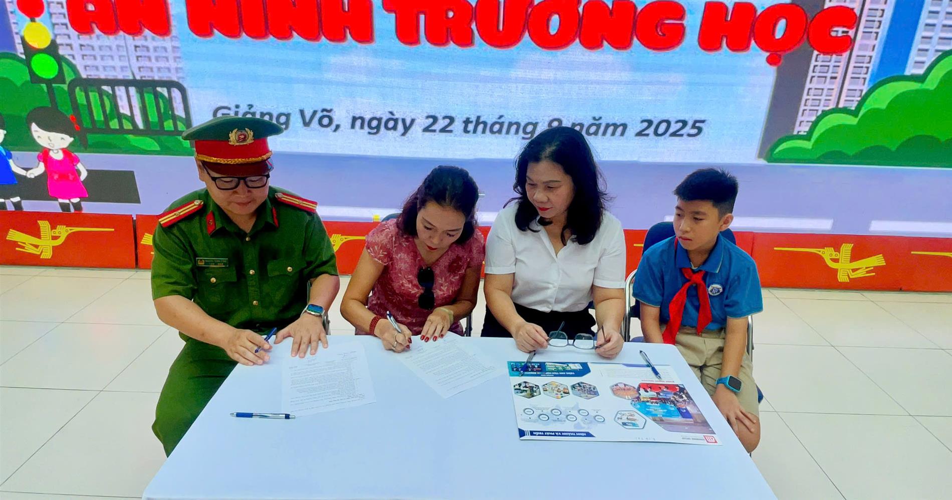 Trường Tiểu học Thành Công B tổ chức Lễ ký cam kết thực hiện An toàn giao thông và An ninh trường học năm học 2025 – 2026