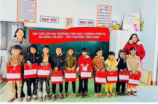 Học sinh lớp 5A6 tạo kỳ tích: Biến bao Lì xì thành 20 suất quà yêu thương cho trẻ em dân tộc thiểu số ở Kon Tum"