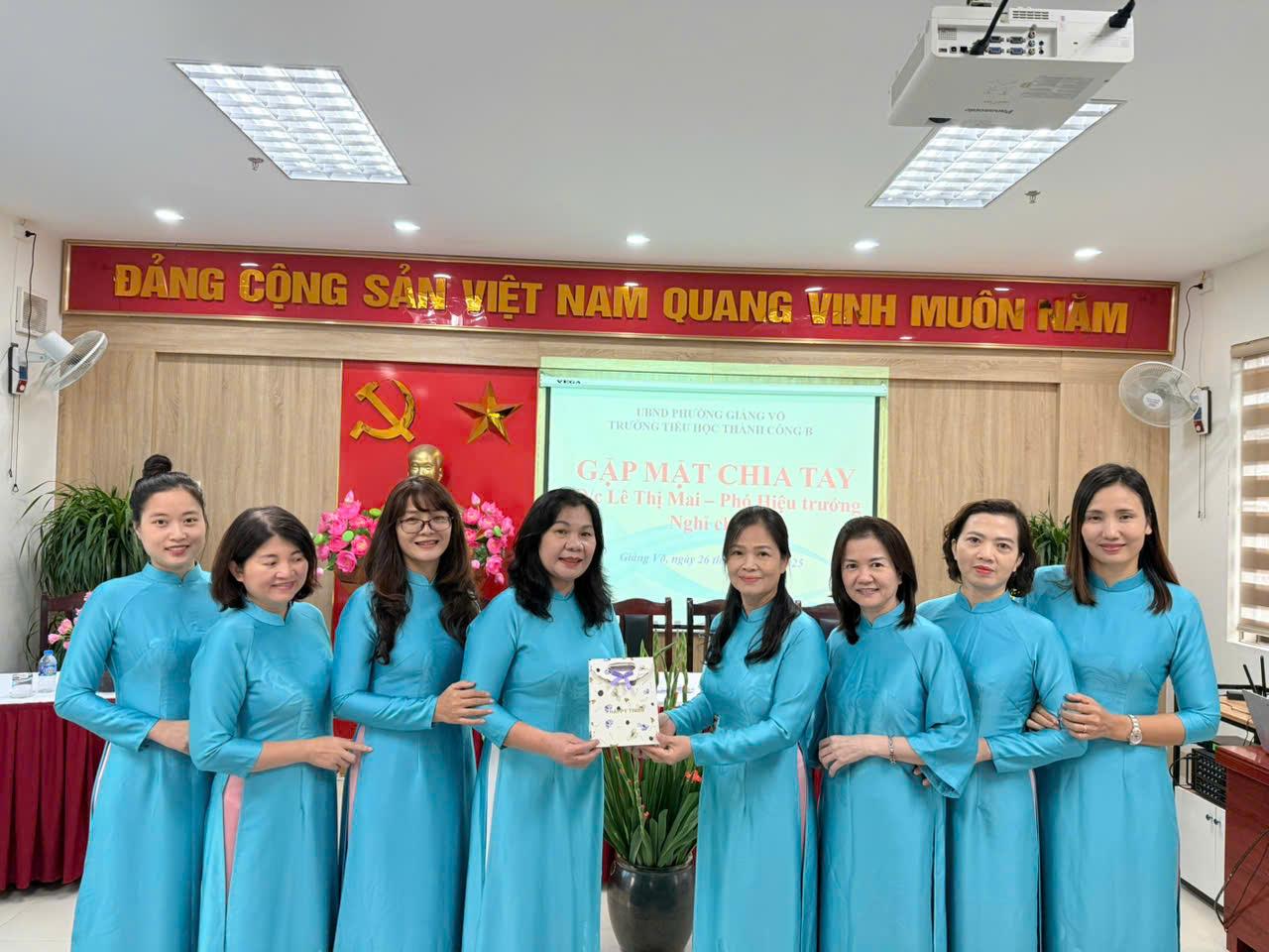 Chia tay cô Phó Hiệu trưởng Lê Thị Mai – Lưu luyến phút chia tay – Trọn vẹn một hành trình