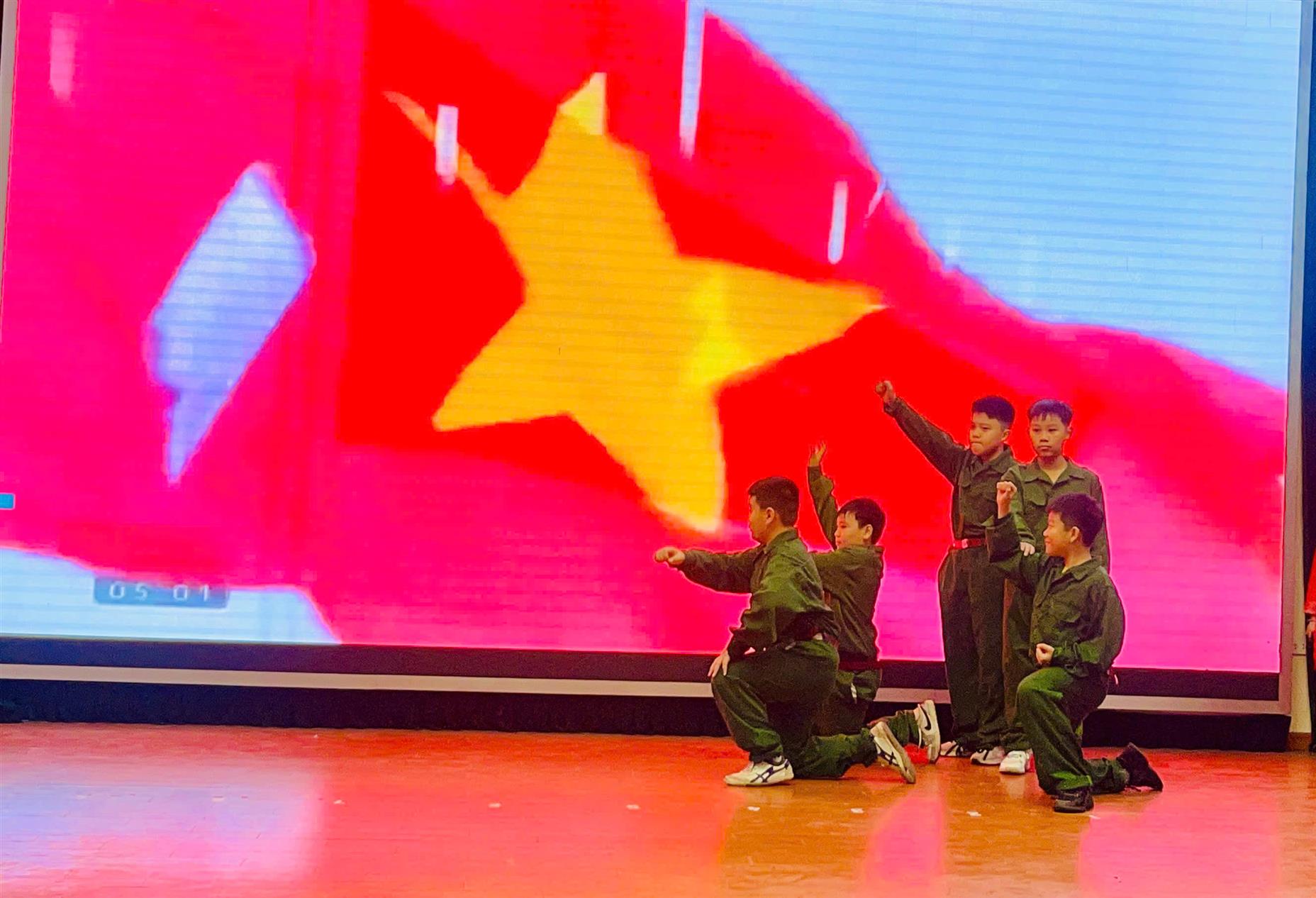 HỌC SINH LỚP 5A1 BIỂU DIỄN CHÀO MỪNG HỘI NGHỊ CÔNG BỐ VÀ TRAO QUYẾT ĐỊNH HỢP NHẤT CÁC HỘI QUẦN CHÚNG PHƯỜNG GIẢNG VÕ