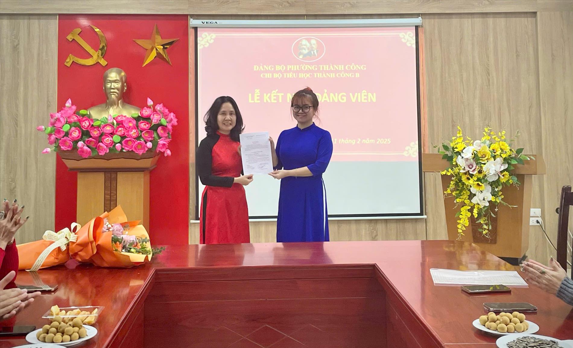 Kết nạp Đảng viên mới Đặng Thu Thủy