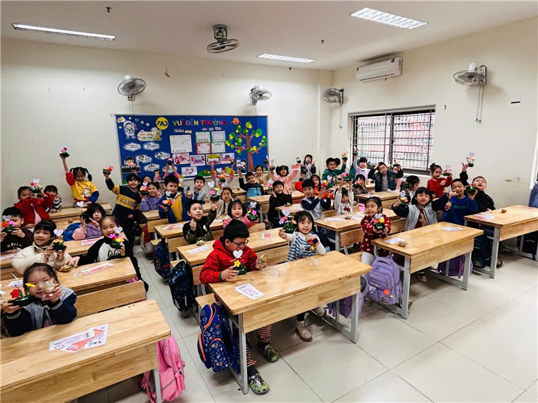 Học sinh lớp 1 trường Tiểu học Thành Công B tưng bừng, rộn ràng chào mừng ngày 8/3