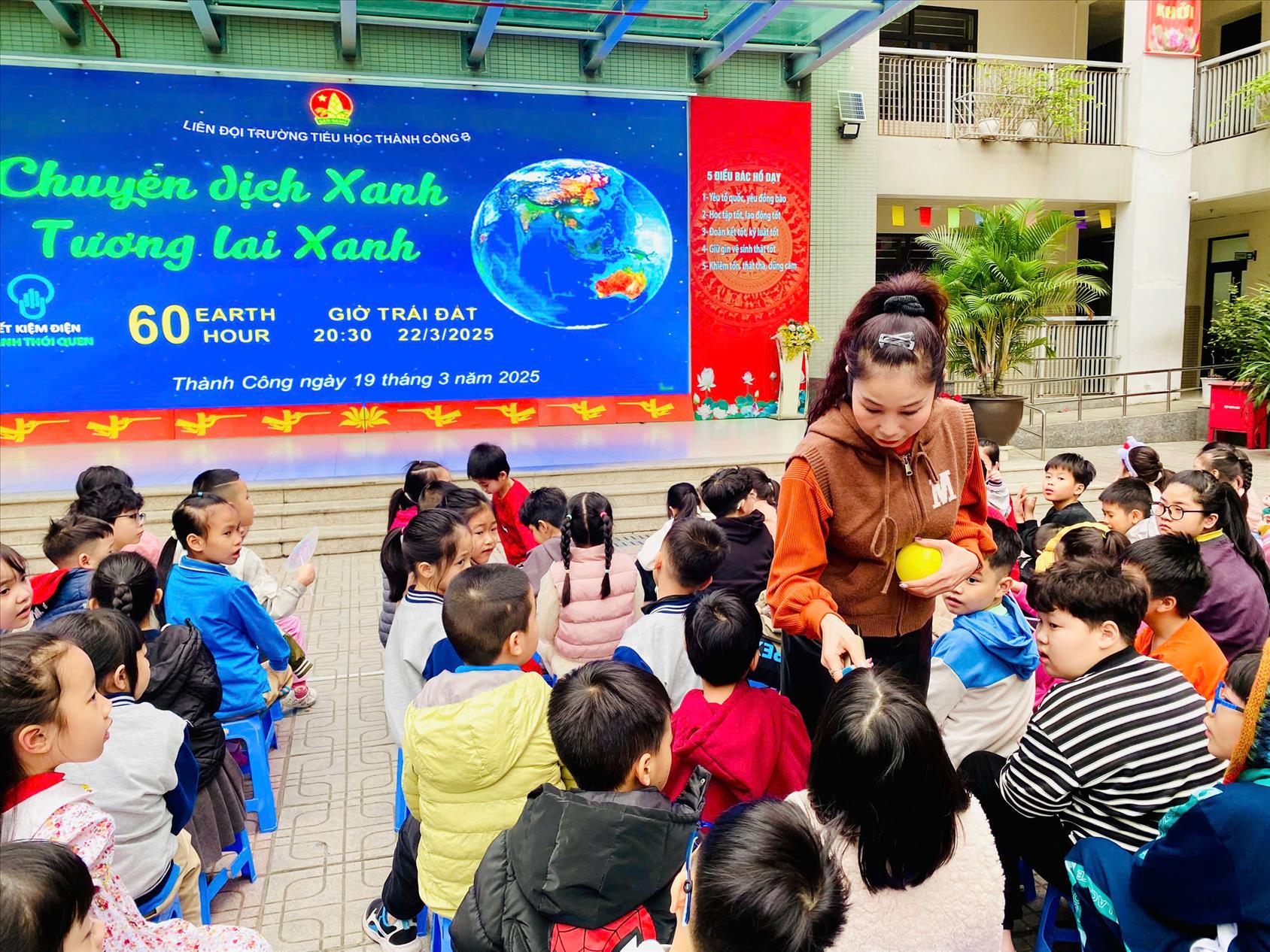Liên đội trường Tiểu học Thành Công B tổ chức buổi tuyên truyền hưởng ứng chiến dịch Giờ Trái đất năm 2025
