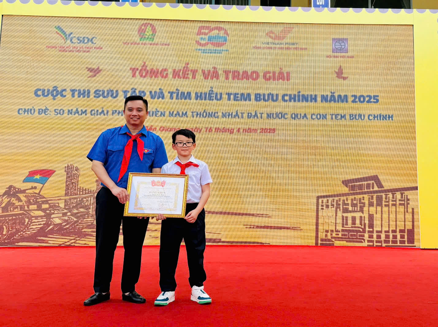 Cuộc thi Sưu tập và tìm hiểu tem Bưu chính năm 2025: Tuấn Minh – Cậu bé lớp 3 tái hiện mùa Xuân đại thắng bằng những con tem đạt giải Ba toàn quốc