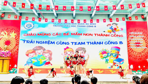 Hoạt động trải nghiệm “Thăm quan trường tiểu học”  của học sinh khối 5 tuổi trường Mầm non Thành Công