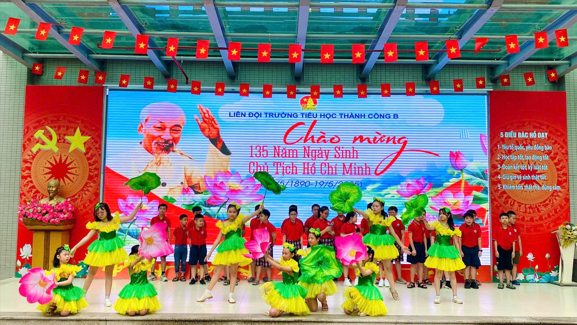 Dưới Cờ đỏ Sao vàng - Nhớ Bác Hồ kính yêu