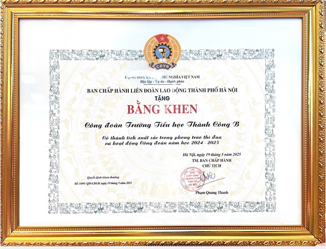 Công đoàn Trường Tiểu học Thành Công B vinh dự nhận Bằng khen của Liên đoàn Lao động Thành phố Hà Nội